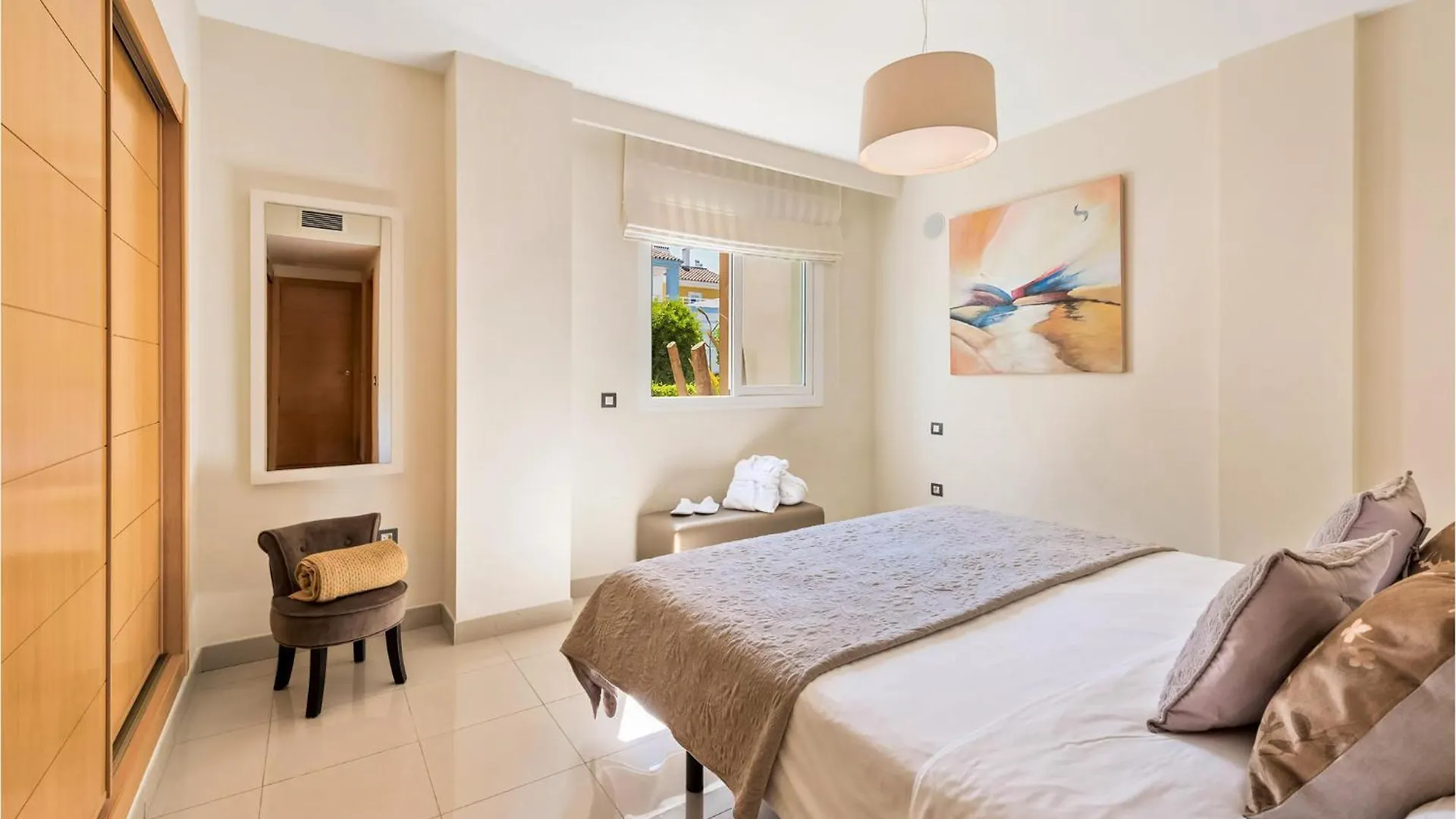 3 Bedroom Beautiful Apartment In إِستيبونا إسبانيا